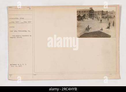 Soldati a Camp Lee, Virginia, che giocano a baseball in una strada aziendale. Questa foto è stata scattata nel dicembre 1917 da Pvt. Alley e rilasciata a O.P.I. il 24 dicembre 1917. L'immagine mostra uomini impegnati in attività ricreative durante la prima guerra mondiale. Foto Stock