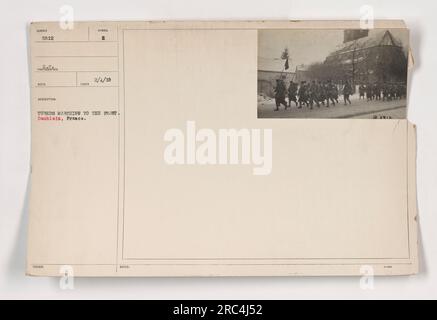 Le truppe francesi marocchine marocchine marciano verso le linee del fronte a Damblain, in Francia. Questa foto, numerata 5812, è stata scattata il 4 febbraio 1919, durante la prima guerra mondiale, come parte delle fotografie della collezione di attività militari americane. I soldati, noti come Turkos, mostrano la loro dedizione e coraggio nello sforzo bellico. Foto Stock