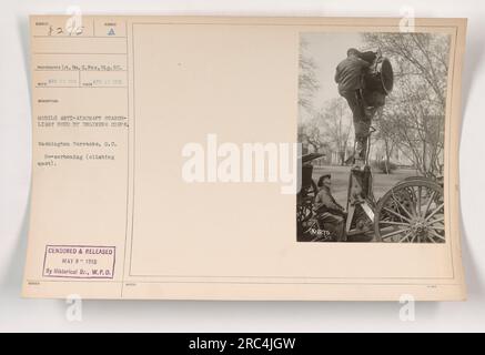 Didascalia immagine: Proiettore mobile anti-aereo, utilizzato dall'ENGINEER Corps durante la prima guerra mondiale Rilasciato da Washington Barracks, D.C. La foto è stata scattata il 17 aprile 1918 dal tenente colonnello Win. C. Fox del Signal Reserve Corps. L'immagine è stata censurata e pubblicata il 9 maggio 1918 dalla Historical Branch of the War Plans Division. (50 parole) Foto Stock