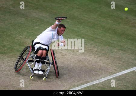 Alfie Hewitt in azione contro Joachim Gerard durante il quarto di finale del Gentlemen's Quad Wheelchair Singles il giorno 10 dei Campionati di Wimbledon 2023 all'All England Lawn Tennis and Croquet Club di Wimbledon. Data foto: Mercoledì 12 luglio 2023. Foto Stock