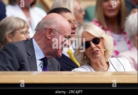 La regina Camilla e il presidente dell'AELTC Ian Hewitt (a sinistra) nel palco reale il decimo giorno dei Campionati di Wimbledon 2023 all'All England Lawn Tennis and Croquet Club di Wimbledon. Data foto: Mercoledì 12 luglio 2023. Foto Stock