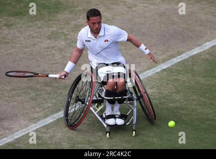 Alfie Hewitt in azione contro Joachim Gerard durante il quarto di finale del Gentlemen's Quad Wheelchair Singles il giorno 10 dei Campionati di Wimbledon 2023 all'All England Lawn Tennis and Croquet Club di Wimbledon. Data foto: Mercoledì 12 luglio 2023. Foto Stock