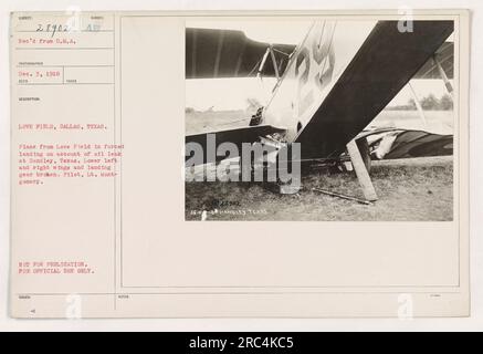 Un aereo danneggiato da Love Field in un atterraggio forzato a causa di una perdita di petrolio a Handley, Texas. Le ali inferiori, l'ala destra, il carrello di atterraggio e l'ala sinistra inferiore sono rotti. Il pilota è il tenente Montgomery. Questa fotografia non è destinata alla pubblicazione ed è esclusivamente per uso ufficiale. Foto Stock