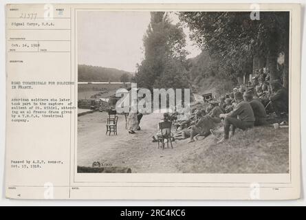 Soldati americani in Francia che assistono ad uno spettacolo teatrale Y.M.C.A. nell'ottobre 1918. Questa foto è stata scattata prima che questi soldati partecipassero alla cattura del saliente di San Mihiel. L'immagine fa parte della collezione Signal Corps ed è stata approvata dalla censura A.E.F. il 19 ottobre 1918. Foto Stock