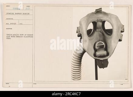 Soldato che indossa una maschera Miller Type of Tissot con un tubo di chiarificazione esterno, progettato per la guerra chimica durante la prima guerra mondiale Questa fotografia è stata scattata da un fotografo del Chemical Warfare Service e fa parte della collezione evidenziata dal numero 54613. È stato ricevuto il 2 aprile 1919, e descritto come mostra il Sumber Au uscito all'interno della maschera. Vi sono anche 2 note aggiuntive del 1200. Foto Stock