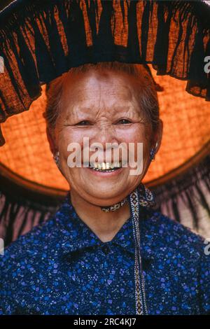 Sorridente Hakka Lady con denti d'oro, nuovi territori, Hong Kong, regione amministrativa speciale di Hong Kong della Repubblica Popolare Cinese Foto Stock