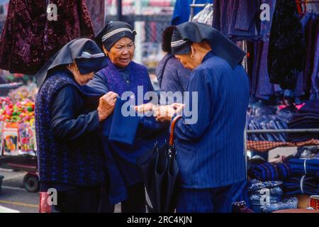 Hakka Ladies Shopping, New Territories, Hong Kong, Hong Kong Special Administrative Region della Repubblica Popolare Cinese Foto Stock