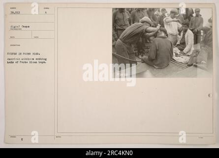 I soldati americani a Porto Rico tagliano i capelli ai ragazzi di Porto Rico. Questa immagine, scattata durante la prima guerra mondiale, fornisce uno sguardo sulle attività dell'esercito americano nella zona. Mostra i soldati impegnati in un compito di adescamento, forse come parte di uno scambio culturale o di un addestramento militare. Foto Stock