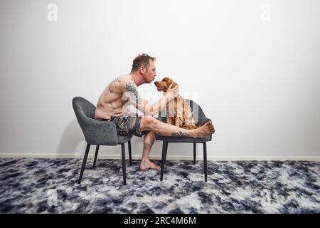 Uomo che bacia cocker spaniel in estate Foto Stock