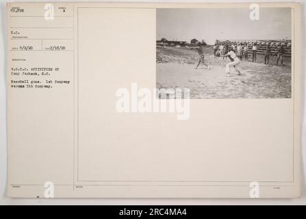 I membri del R.O.T.C. a Camp Jackson, South Carolina, partecipano a una partita di baseball tra la 1st e la 5th Company. La foto è stata scattata il 2 agosto 1920 e mostra il numero significativo di partecipanti. Foto Stock