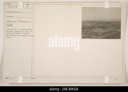 Vista del campo di volo di Cazaux, Francia. L'immagine cattura una fila di hangar per aerei situati sul lato destro del campo. In lontananza, Lac Cazaux è visibile. Questa foto è stata scattata dal fotografo Strohmeyer il 31 dicembre 1918. L'immagine fa parte di una collezione che documenta le attività militari americane durante la prima guerra mondiale." Foto Stock