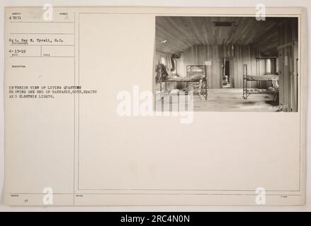 Vista interna di una caserma durante la prima guerra mondiale. La fotografia mostra culle, sedie e luci elettriche in un angolo del soggiorno. Questa immagine è stata scattata da T. Ray R. Tyrell, S.C. il 13 aprile 1919. La foto ha il numero di identificazione 47071 e le note indicano che faceva parte di una serie che documenta le attività militari. Foto Stock