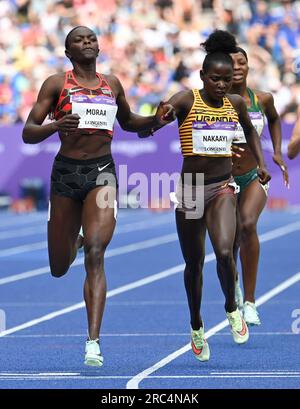 Birmingham, Inghilterra. 2 agosto 2022. Mary Moraa del Kenya e Halimah Nakaayi dell'Uganda durante i 800 metri femminili in atletica il quinto giorno del torneo Foto Stock