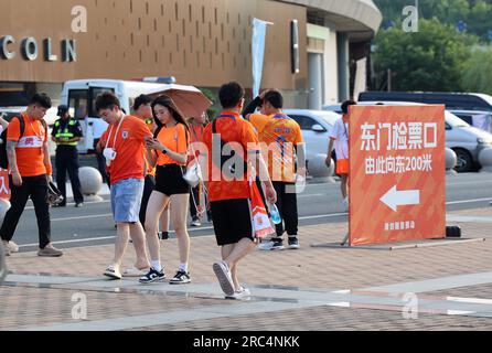 Jinan, Cina. 12 luglio 2023. JINAN, CINA - 11 LUGLIO 2023 - i tifosi applaudono per la loro squadra preferita durante la partita di Super League della Chinese Football Association 2023 all'Olympic Sports Center Stadium di Jinan, nella provincia di Shandong, nella Cina orientale, l'11 luglio 2023. (Foto di Costfoto/NurPhoto) credito: NurPhoto SRL/Alamy Live News Foto Stock