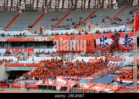 Jinan, Cina. 12 luglio 2023. JINAN, CINA - 11 LUGLIO 2023 - i tifosi applaudono per la loro squadra preferita durante la partita di Super League della Chinese Football Association 2023 all'Olympic Sports Center Stadium di Jinan, nella provincia di Shandong, nella Cina orientale, l'11 luglio 2023. (Foto di Costfoto/NurPhoto) credito: NurPhoto SRL/Alamy Live News Foto Stock