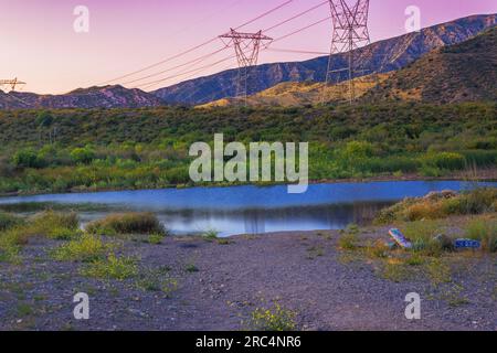 Immergiti nella tranquillità del lago perduto durante l'ora d'oro; le montagne di San Bernardino e la faglia di San Andreas creano un riflesso mozzafiato Foto Stock