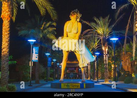 Forever Marilyn, la statua più grande della vita di Marilyn Monroe, risplende nelle incantevoli luci della città di Palm Springs. Foto Stock