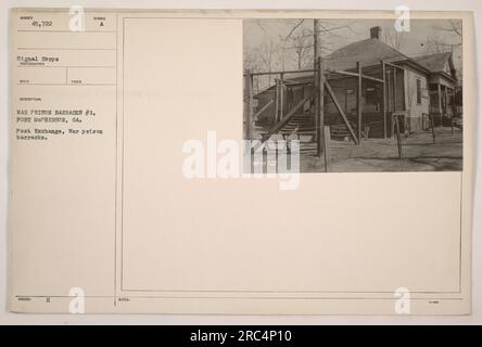 Vista del Post Exchange situato vicino alla caserma penitenziaria #1 a Fort McPherson, Georgia durante la prima guerra mondiale. L'immagine mostra la recinzione che circonda la caserma e la costruzione del post-scambio. Fu scattata dal fotografo Signal Corps ed è designata come ricevente il numero 45.722. Foto Stock