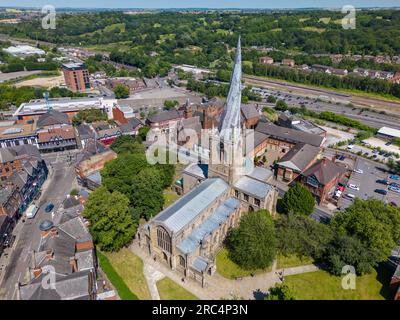 Foto aerea con drone della strana torre della chiesa a Chesterfield. Chesterfield è una città del Derbyshire, in Inghilterra Foto Stock