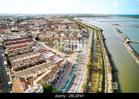 Vista panoramica della città di San Pedro del Pinatar dall'alto, punto di vista dei droni durante il soleggiato giorno d'estate. Questa piccola cittadina di mare è famosa per il suo mu terapeutico Foto Stock