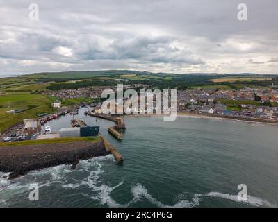 Foto aerea con drone della città portuale di Eyemouth nel Berwickshire, Scozia. Ha un grande porto e una spiaggia. Foto Stock
