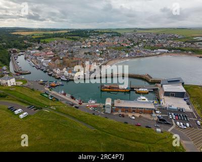 Foto aerea con drone della città portuale di Eyemouth nel Berwickshire, Scozia. Ha un grande porto e una spiaggia. Foto Stock