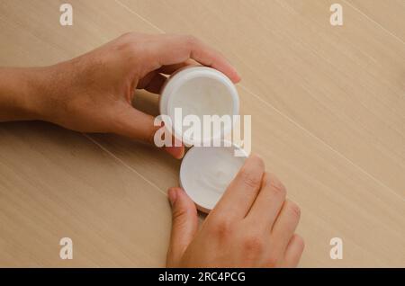 Personal Care Spotlight: Applicazione mani idratante per una pelle radiosa. Foto Stock
