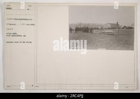 I soldati che partecipano ad un incontro sul campo a Fort Washington, MD durante la prima guerra mondiale La foto, scattata il 1° aprile 1920, mostra una vista generale del campo. I soldati sono impegnati in varie attività ed esercitazioni come parte del loro addestramento militare. Foto Stock