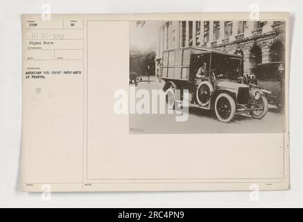 Un'ambulanza della Croce Rossa americana parcheggiata in Francia durante la prima guerra mondiale. La fotografia è etichettata come numero 3098 ed è stata scattata da un fotografo del Signal Corps. L'ambulanza porta il simbolo riconosciuto della Croce Rossa. L'immagine fornisce uno sguardo ai servizi medici forniti dalla Croce Rossa americana durante la guerra. Foto Stock