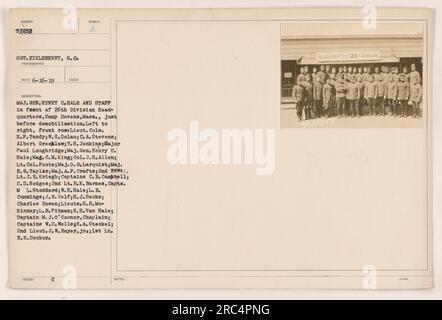 Il maggiore generale Henry C. Hale e il suo staff si trovano di fronte al quartier generale della 26th Division a Camp Devens, Massachusetts, poco prima della smobilitazione. Gli individui nella foto sono identificati come segue: Il maggiore generale Henry C. Hale, Lieut. Cols. E.F. Tandy, W. H. Dolan, C. A. Stevens, Albert Greelaw, T. H. Jenkins, Maggiore Paul Loughridge, Mag. C. M. King, col. J. H. Allen, tenente col. Foote, maggiore O. G. Larquist, Major. E.G. Taylor, Major. A.F. Crafts, 2° tenente J. E. Kriegh, capitani C. B. Campbell, C.D. Hodges, 2° tenente R. K. Barnes, Capts. M. L. Stoddard, W. H. Hale, L. B. Cummings, J. R. Helf, H. J. Sack Foto Stock