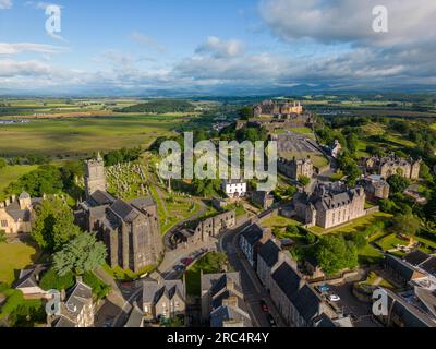 Foto aerea con drone della chiesa di Stirling, in Scozia. Sullo sfondo si può vedere il Castello di Stirling. Foto Stock