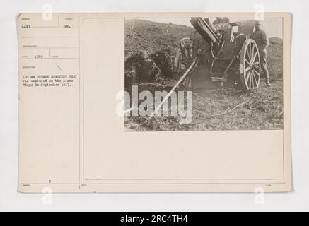 Didascalia: Obice tedesco da 105 mm catturato sulla dorsale di Aisne nel settembre 1917. Questa fotografia, numerata 111-SC-1427, è stata scattata dalla NEOD nel 1919. L'immagine raffigura il pezzo di artiglieria catturato, con il simbolo "C" e l'identificatore "HOEF 1447 FO90" visibili. Foto Stock