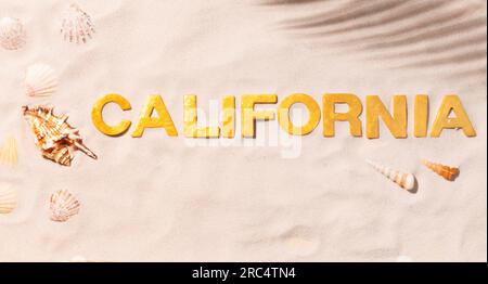 California - testo in sabbia bianca con conchiglie. Concetto di vacanza in spiaggia Foto Stock