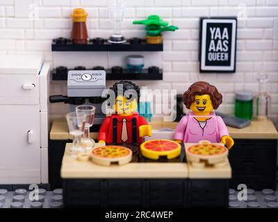 Tambov, Federazione Russa - 22 giugno 2023 Un uomo e una donna Lego in piedi in una cucina per fare pizze Foto Stock