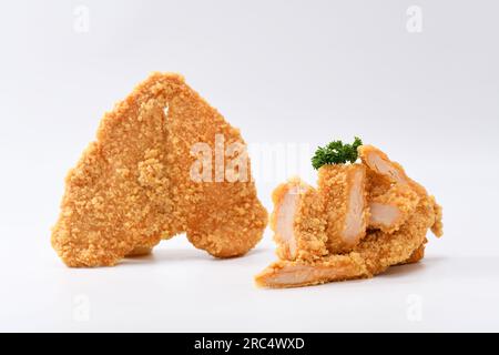 filetto di pollo croccante in pangrattato, primo piano, isolato su sfondo bianco. vista dall'alto Foto Stock