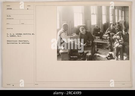 In questa immagine, i soldati possono essere visti ricevere istruzioni di ciottoli negli Stati Uniti General Hospital No. 3 a Rahway, New Jersey durante la prima guerra mondiale. I soldati sono addestrati su come riparare le scarpe, un'abilità essenziale durante la guerra. Foto Stock