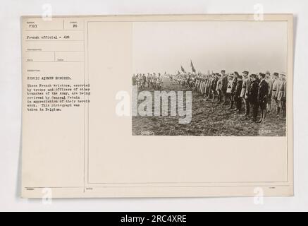 Gli aviatori francesi sono stati onorati dal generale Petain in segno di apprezzamento per il loro lavoro eroico. Gli aviatori vengono rivisti in Belgio, accompagnati da truppe e ufficiali di altri rami dell'esercito. (Fotografo: Undisclosure, fonte: 111-SC-2707, NOTE: F.0,428) Foto Stock