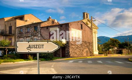 l'immagine mostra un cartello e un cartello che indica la direzione del timeout per la ricreazione Foto Stock