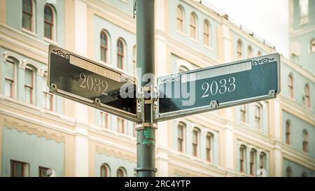 Un'immagine con un cartello che indica due direzioni diverse in tedesco. Una direzione punta a 2033, l'altra a 2032 Foto Stock