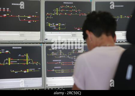 Halberstadt, Germania. 12 luglio 2023. Vista dei monitor con interblocco di un interblocco elettronico a Halberstadt. Il ministro delle infrastrutture Lydia Hüskens (FDP) viene a conoscenza del funzionamento di un interblocco meccanico a Thale e poi di un interblocco elettronico a Halberstadt. Inoltre, vi è stata una visione del lavoro dei dispatcher e una spiegazione della situazione attuale a causa della carenza di personale interconnesso in Sassonia-Anhalt. Crediti: Matthias Bein/dpa/Alamy Live News Foto Stock