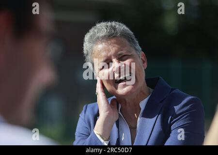 Thale, Germania. 12 luglio 2023. Il ministro delle infrastrutture Lydia Hüskens (FDP) ha appreso del funzionamento di un interblocco meccanico a Thale e poi di un interblocco elettronico a Halberstadt. Inoltre, vi è stata una visione del lavoro dei dispatcher e una spiegazione della situazione attuale a causa della carenza di personale interconnesso in Sassonia-Anhalt. Crediti: Matthias Bein/dpa/Alamy Live News Foto Stock