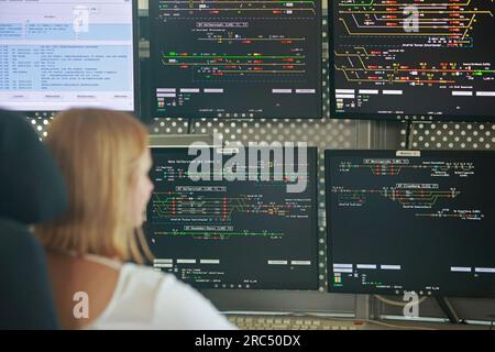 Halberstadt, Germania. 12 luglio 2023. Vista dei monitor con interblocco di un interblocco elettronico a Halberstadt. Il ministro delle infrastrutture Lydia Hüskens (FDP) (l.) viene a conoscenza del funzionamento di un interblocco meccanico a Thale e poi di un interblocco elettronico a Halberstadt. Inoltre, vi è stata una visione del lavoro dei dispatcher e una spiegazione della situazione attuale a causa della carenza di personale interconnesso in Sassonia-Anhalt. Crediti: Matthias Bein/dpa/Alamy Live News Foto Stock