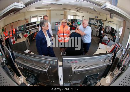 Halberstadt, Germania. 12 luglio 2023. Il ministro delle infrastrutture Lydia Hüskens (FDP) (l.) viene a conoscenza del funzionamento di un interblocco meccanico a Thale e poi di un interblocco elettronico a Halberstadt. Inoltre, vi è stata una visione del lavoro dei dispatcher e una spiegazione della situazione attuale a causa della carenza di personale interconnesso in Sassonia-Anhalt. Crediti: Matthias Bein/dpa/Alamy Live News Foto Stock