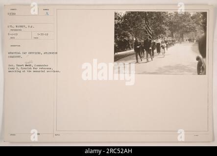 Servizi per il Memorial Day al cimitero di Arlington. Il generale Emmet Urell, comandante del campo 9, veterani di guerra spagnoli, guidò una marcia durante i servizi commemorativi. Foto Stock