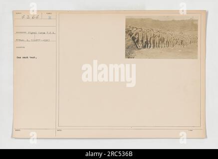 Soldati che conducono un test con la maschera antigas durante la prima guerra mondiale. Foto Stock