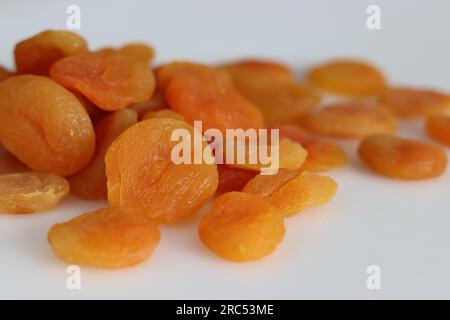 Albicocca essiccata dalla Giordania. Albicocca essiccata di colore arancio intenso o arancio dorato con una consistenza chewy. Questi sono morbidi, gommosi da mangiare e sani come sono Foto Stock