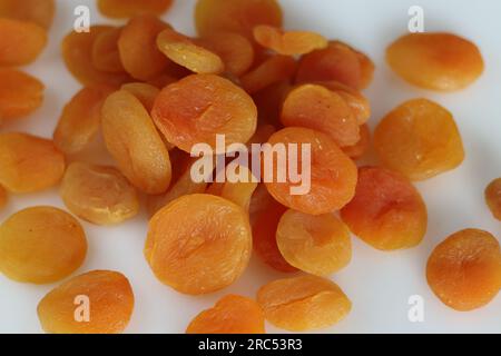 Albicocca essiccata dalla Giordania. Albicocca essiccata di colore arancio intenso o arancio dorato con una consistenza chewy. Questi sono morbidi, gommosi da mangiare e sani come sono Foto Stock