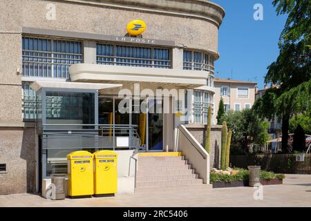 Ufficio postale francese, le Poste, con lettere gialle ad Antibes, Cote d'Azure, Francia Foto Stock