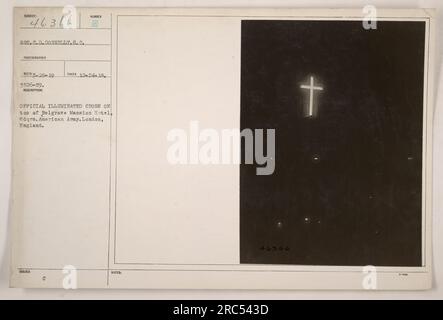 Una croce illuminata ufficiale è vista in cima al Belgrave Mansion Hotel, quartier generale dell'esercito americano a Londra, in Inghilterra. Questa foto è stata scattata il 24 dicembre 1918 dal sergente C. D. Donnelly, fotografo del Signal Corps. L'immagine è numerata 546366 SGT. C. D. DONNELLY.S.C. FOTOGRAFO ECO-29-19 3526-19. Una nota indica che la croce è per scopi ufficiali. Foto Stock