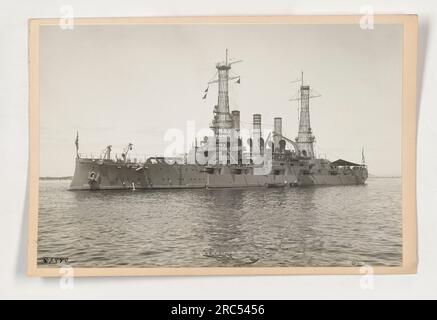 U.S.S. La New Hampshire, come si vede in questa foto, era una nave da battaglia usata dagli Stati Uniti negli anni '1910 L'immagine cattura la nave in mare, mostrando la sua potente struttura e le sue capacità militari. Questa nave da battaglia giocò un ruolo significativo nelle attività militari americane durante la prima guerra mondiale. Foto Stock